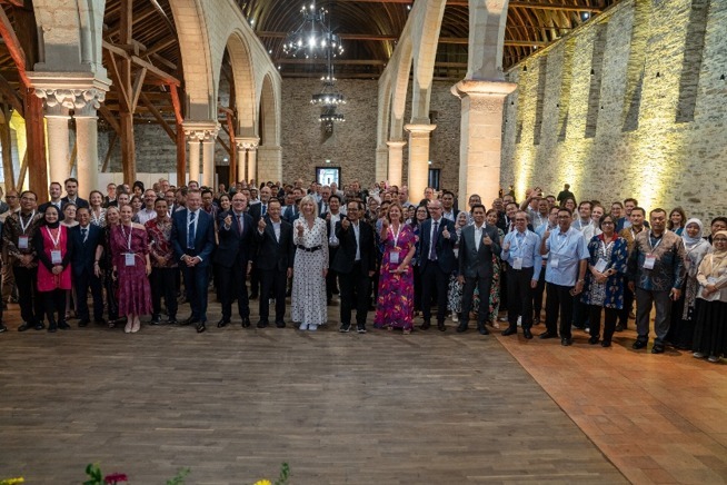 Gambar Delegasi Indonesia dan Prancis, termasuk Rektor ITS, berfoto bersama pada gala dinner di Greniers Saint-Jean, Angers, 2 Juli 2026