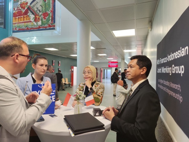 Gambar Rektor ITS Prof. Bambang Pramujati (kanan) bersama Atdikbud KBRI Paris Dr. Syarifa Hanoum (tengah) berdiskusi dengan perwakilan mitra Prancis dalam sesi jejaring (networking), di sela pelaksanaan JWG ke-14, Angers