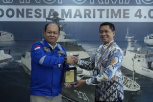 Rektor ITS (kanan) Prof Bambang Pramujati berikan plakat kepada Direktur PT PAL Indonesia Dr Kaharuddin Djenod MEng