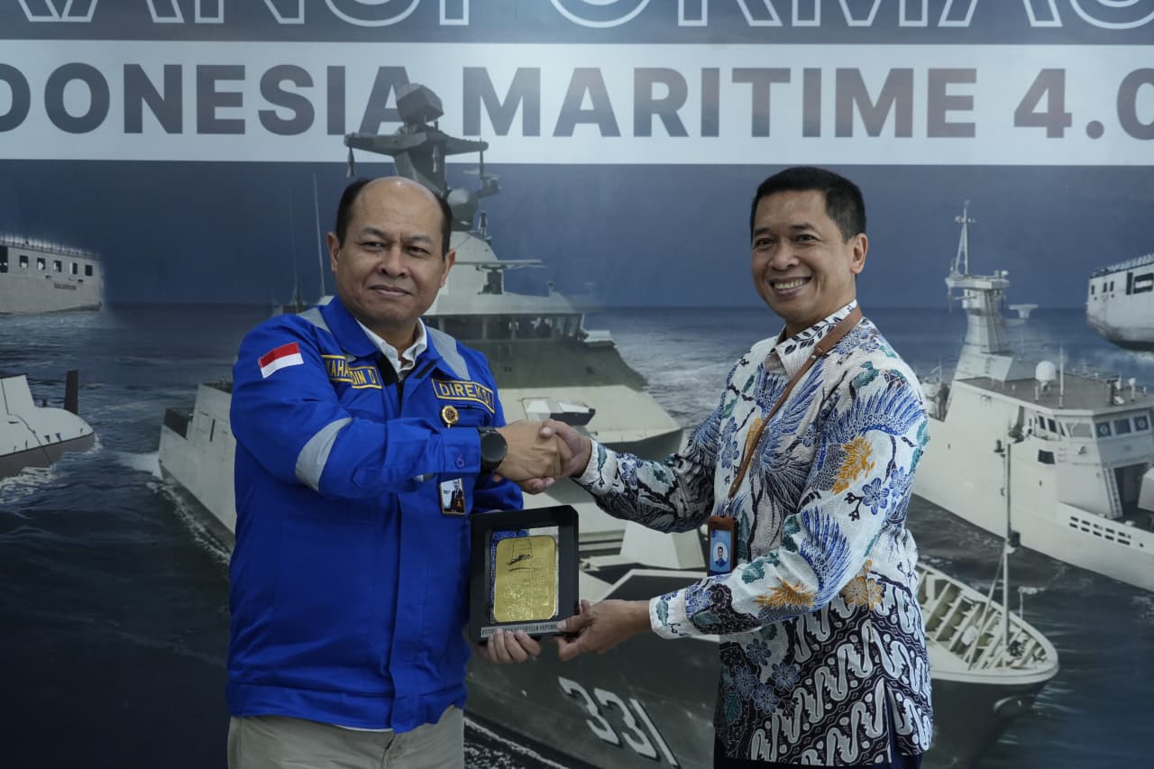 Rektor ITS (kanan) Prof Bambang Pramujati berikan plakat kepada Direktur PT PAL Indonesia Dr Kaharuddin Djenod MEng
