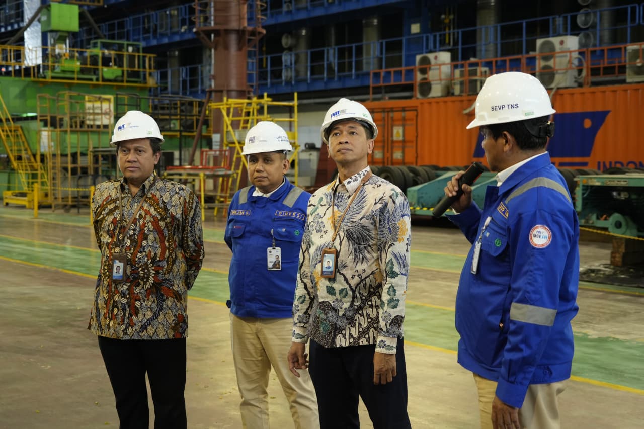Rektor ITS Prof Bambang Pramujati (kedua kanan) dan Wakil Rektor IV ITS Prof Agus Muhamad Hatta (kiri) saat lakukan peninjauan lapangan PT PAL Indonesia