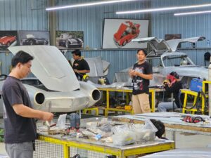 Gambar Proses produksi mobil klasik di workshop Tuksedo Studio Bali yang ditinjau langsung oleh Wakil Rektor IV ITS Prof Agus Muhamad Hatta ST MSi PhD ketika penandatanganan MoU