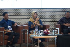 Penyerahan Penghargaan oleh Ketua Pengelola PRODISTIK ITS Dr Dra Ismaini Zain MSi