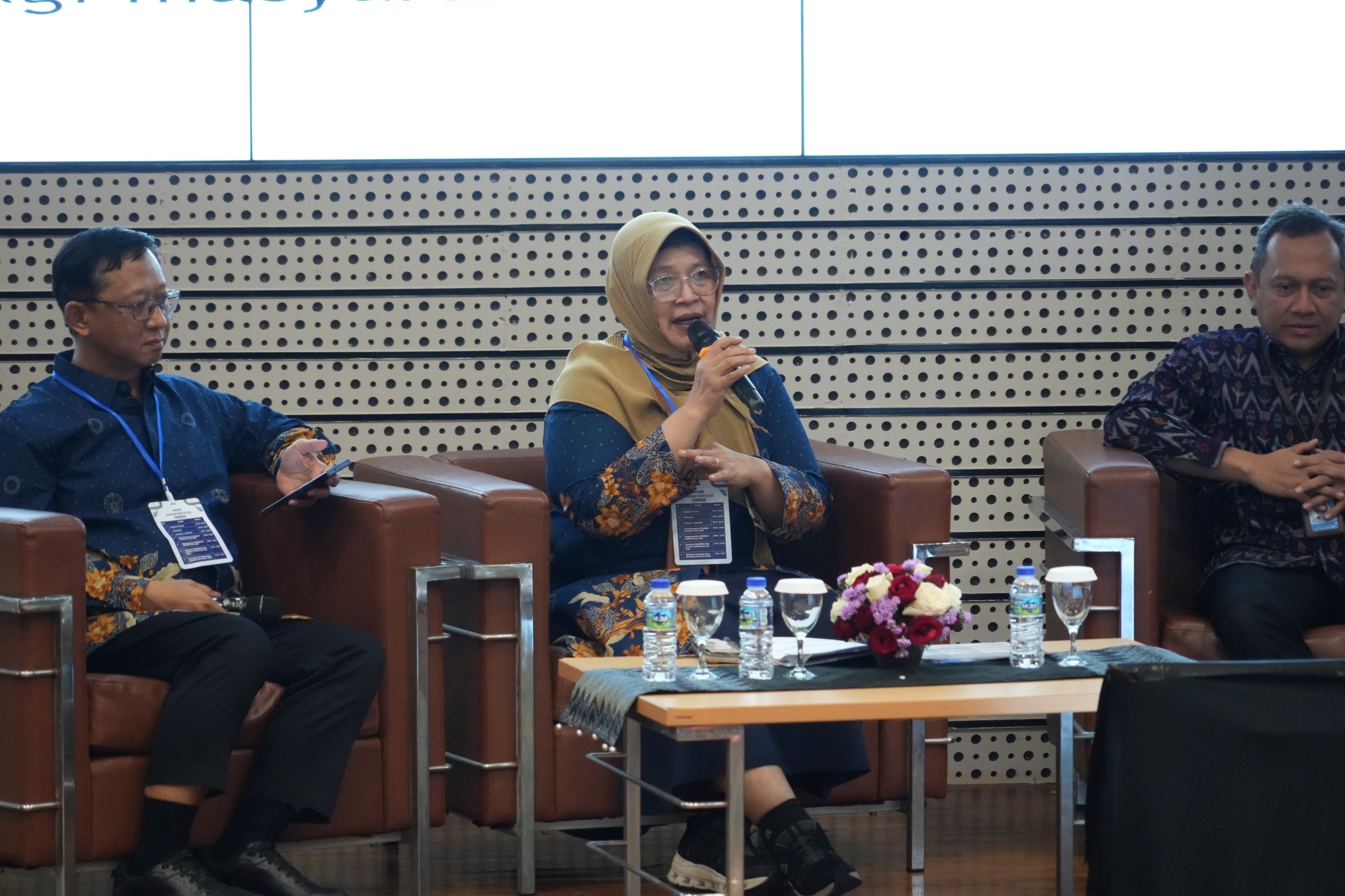 Pemaparan Ketua Pengelola Prodistik ITS Dr Dra Ismaini Zain MSi