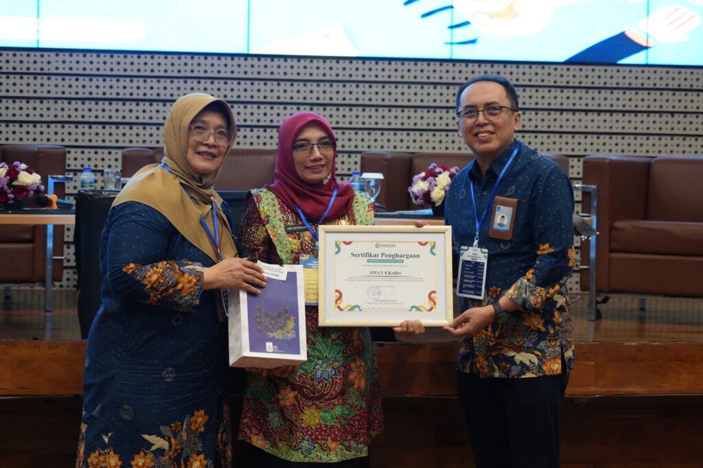 Penyerahan Penghargaan oleh Ketua Pengelola PRODISTIK ITS Dr Dra Ismaini Zain MSi