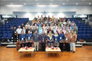 Jajaran manajemen PRODISTIK ITS bersama para mitra sekolah yang turut hadir dalam Sarasehan Prodistik 2026