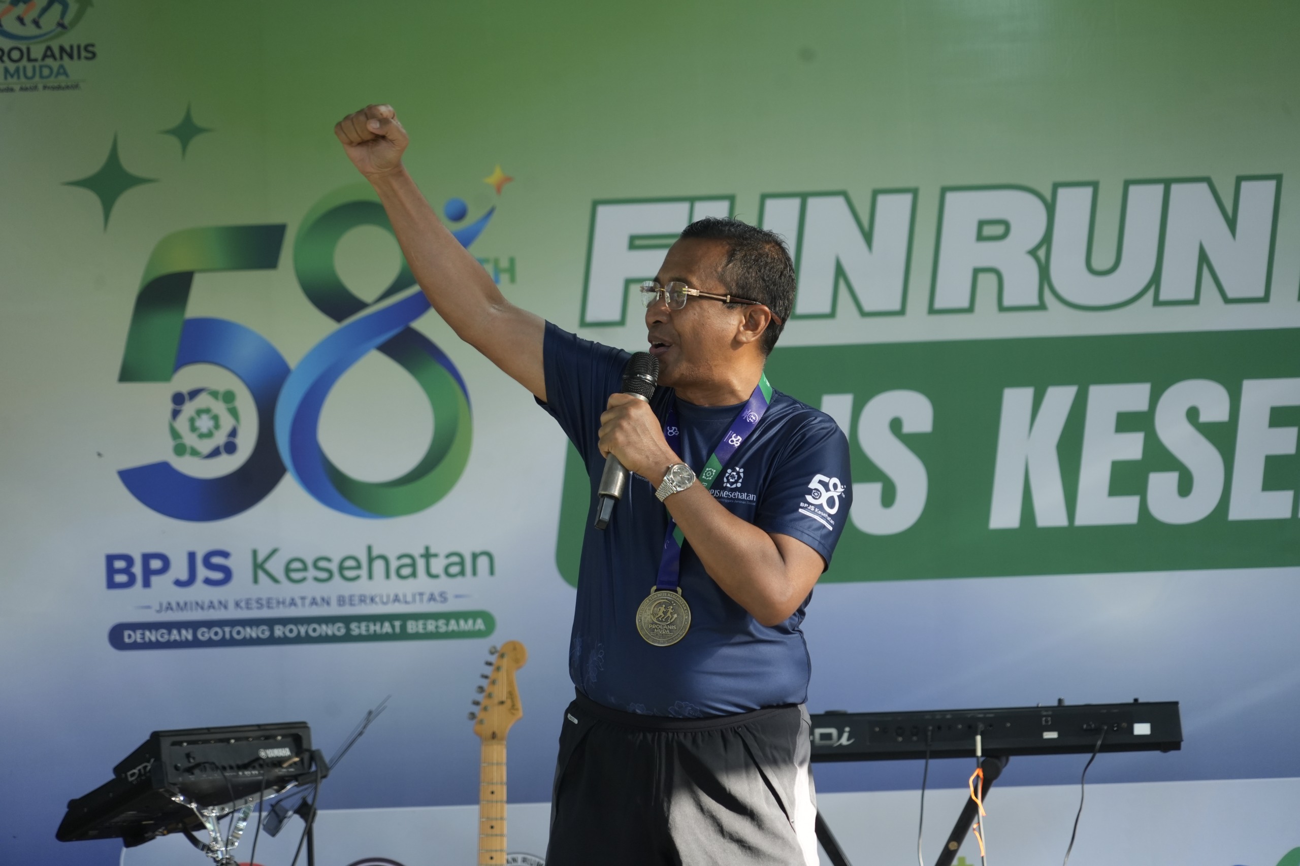 Direktur Utama BPJS Kesehatan RI Mayjen TNI Purn Dr dr Prihati Pujowaskito SpJP (K) kampanyekan gaya hidup sehat kepada para peserta Fun Run HUT ke-58 BPJS Kesehatan yang digelar di Kampus ITS