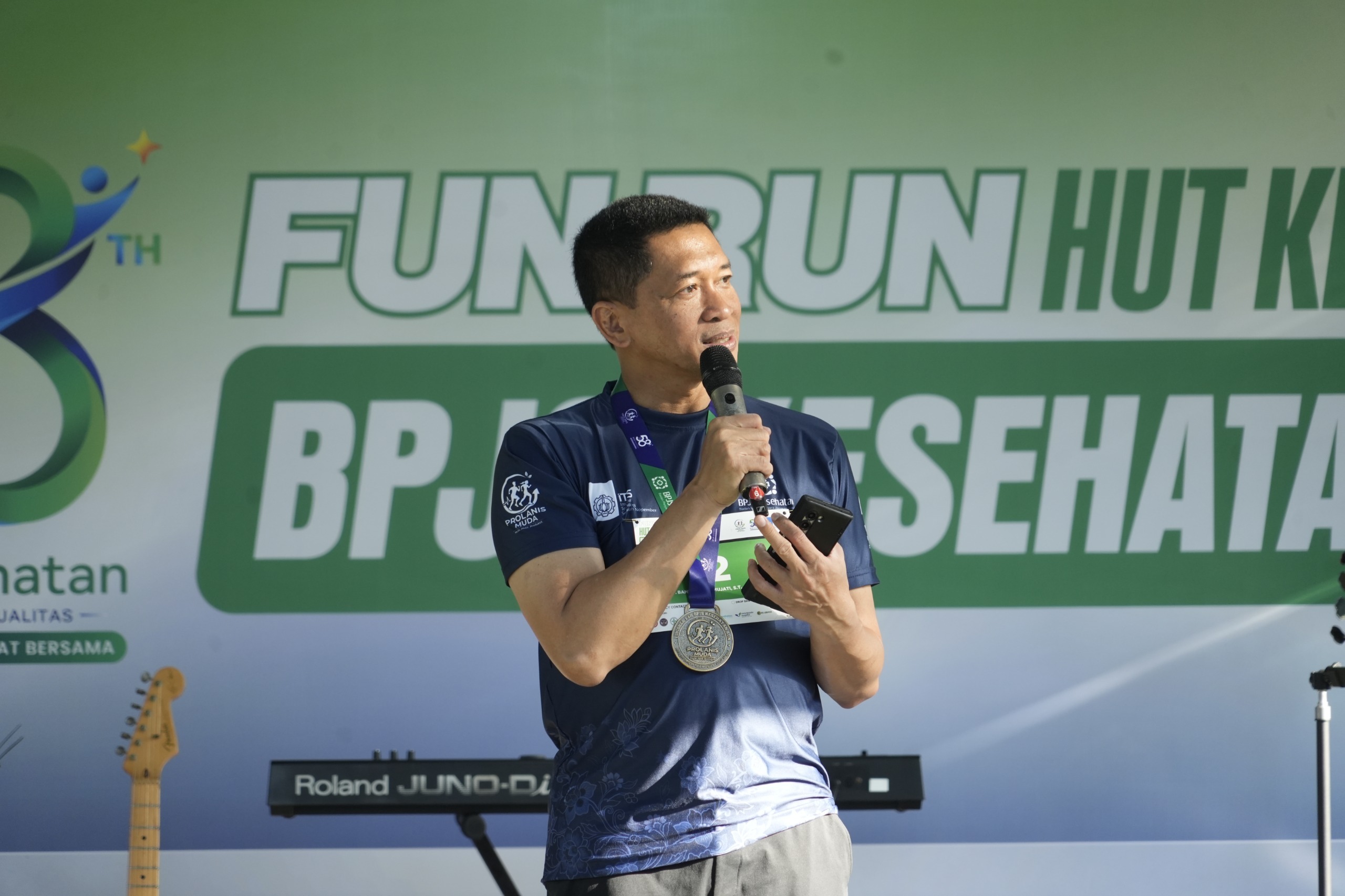 Rektor ITS Prof Dr (HC) Ir Bambang Pramujati ST MScEng PhD memberikan sambutan dalam acara Fun Run HUT ke-58 BPJS Kesehatan yang berkolaborasi dengan ITS