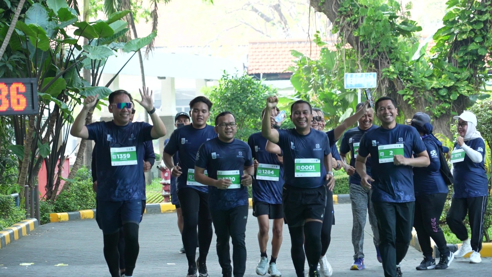 Rektor ITS Prof Dr (HC) Ir Bambang Pramujati ST MScEng PhD (berlari kanan) bersama jajaran pimpinan BPJS Kesehatan saat mencapai garis finish pada acara Fun Run HUT ke-58 BPJS Kesehatan di halaman Rektorat ITS