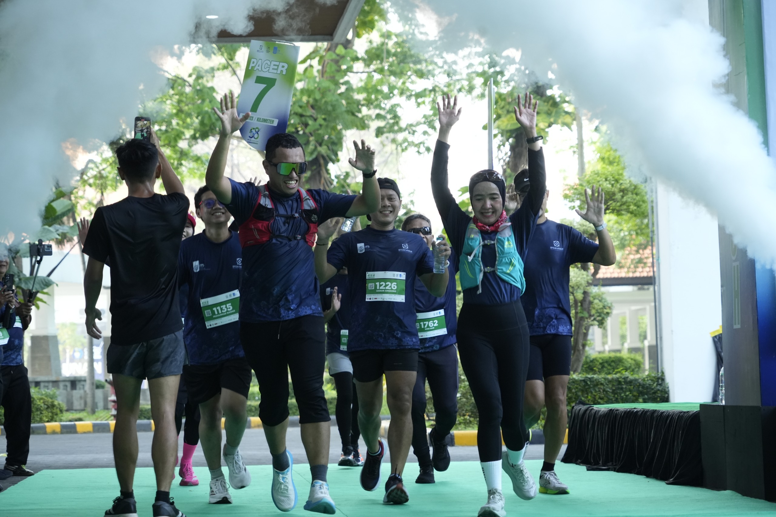 Para peserta Fun Run HUT ke-58 BPJS Kesehatan yang berkolaborasi dengan ITS saat berhasil memasuki garis finish