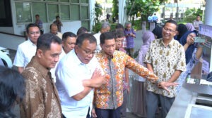 Rektor ITS Prof Dr (HC) Ir Bambang Pramuijati ST MScEng PhD (tiga dari kiri) menjelaskan tentang ITS COMPOStech kepada Menteri Lingkungan Hidup RI Mohammad Jumhur Hidayat (dua dari kiri)