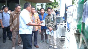 Menteri Lingkungan Hidup RI Mohammad Jumhur Hidayat (berbaju putih) meninjau inovasi ITS lainnya, Mobile Water Treatment