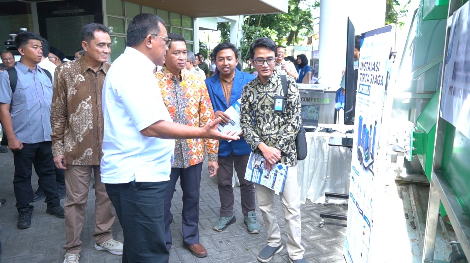 Menteri Lingkungan Hidup RI Mohammad Jumhur Hidayat (berbaju putih) meninjau inovasi ITS lainnya, Mobile Water Treatment