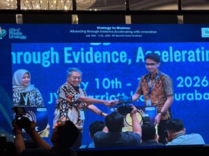 Mahasiswa Prodi Teknologi Kedokteran ITS Jefta Kenna Shalom Tarigan (kanan) saat menerima penghargaan sebagai Juara 1 The 43rd Fiesta Urology 2026 Scientific Competition