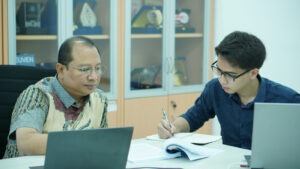 Dekan FKK ITS dr Lukman Hakim MKes SpU(K) PhD (kiri) saat memberikan bimbingan kepada mahasiswa Teknologi Kedokteran ITS Jefta Kenna Shalom Tarigan untuk persiapan kompetisi