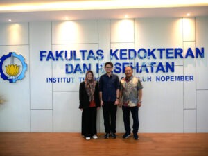 Jefta Kenna Shalom Tarigan (tengah) bersama dua pembimbingnya, dr Lukman Hakim MKes SpU(K) PhD (kanan) dan Dr Shoffi Izza Sabilla SKom