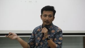 Potret pembekalan teori teknik penetration testing oleh Kepala Subdirektorat Aplikasi dan Platform Digital ITS Baskoro Adi Pratomo SKom MKom PhD