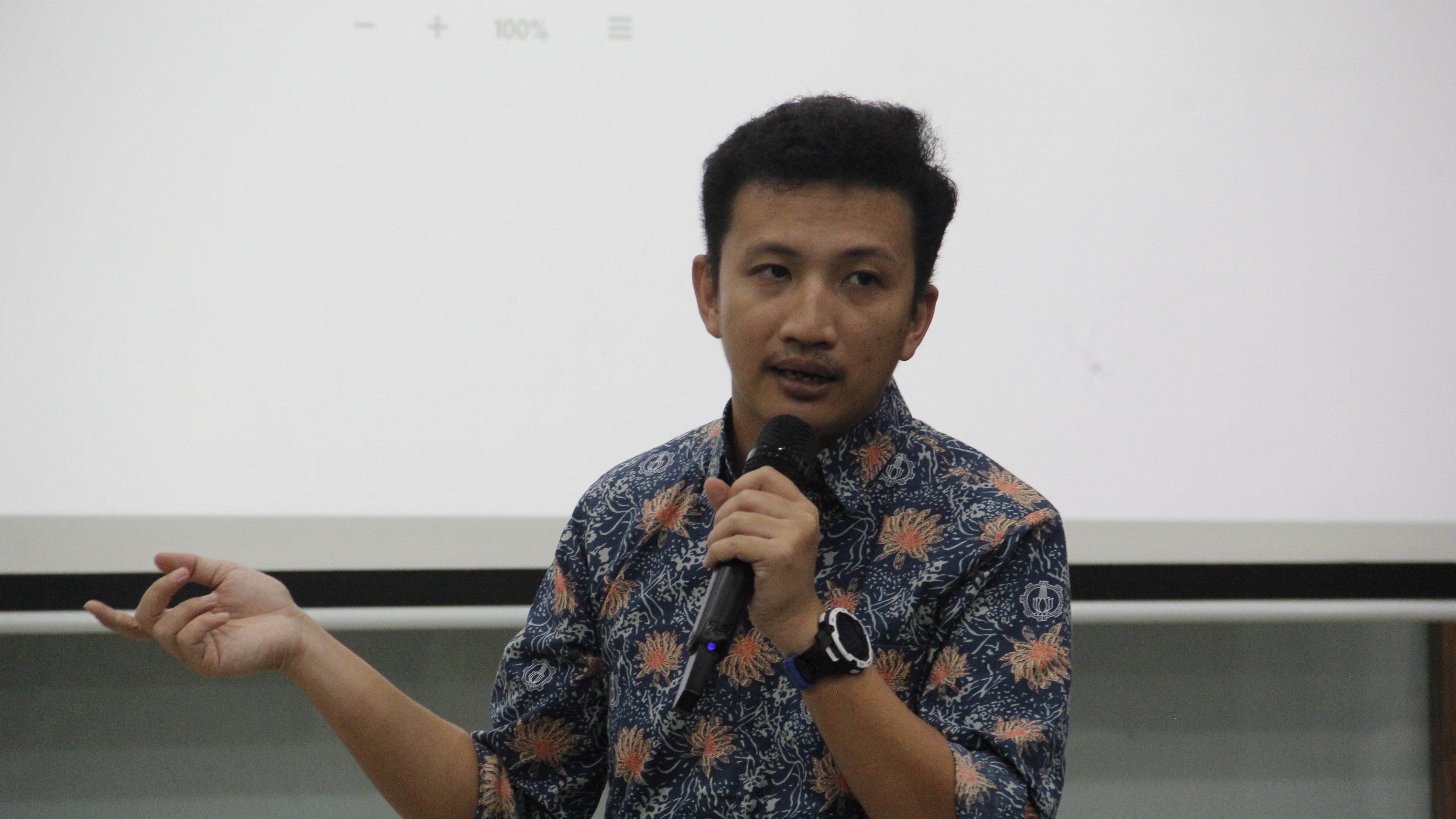 Potret pembekalan teori teknik penetration testing oleh Kepala Subdirektorat Aplikasi dan Platform Digital ITS Baskoro Adi Pratomo SKom MKom PhD
