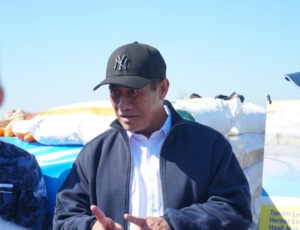 Menteri Pertanian RI Dr Ir Andi Amran Sulaiman MP saat berkunjung di Kampus ITS Buncitan, Sidoarjo untuk meninjau inovasi alsintan dan benih jagung unggulan karya ITS