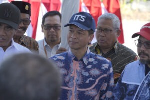 Rektor ITS Prof Dr (HC) Ir Bambang Pramujati ST MSc Eng PhD (tengah) saat mendampingi Mentan RI Andi Amran Sulaiman dalam meninjau alsintan dan benih jagung unggulan inovasi ITS