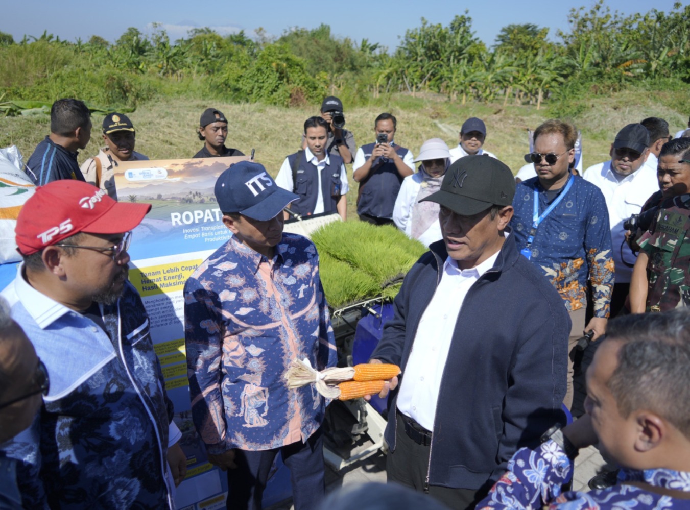 (dari kiri) Peneliti benih jagung ITS Mukhammad Muryono SSi MSi PhD dan Rektor ITS Prof Dr (HC) Ir Bambang Pramujati ST MScEng PhD, dan Mentan RI Andi Amran Sulaiman saat berdiskusi tentang benih jagung varietas unggul yang dikembangkan ITS