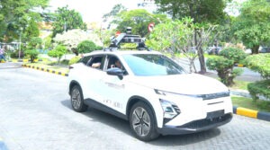 Mobil otonom yang dikembangkan oleh STP ICT dan Robotika ITS saat diuji coba di lingkungan kampus ITS