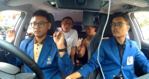 Menteri Lingkungan Hidup RI Mohammad Jumhur Hidayat (kursi belakang kiri) bersama Rektor ITS Prof Dr (HC) Bambang Pramujati ST MScEng PhD (kursi belakang kanan) dan tim peneliti melakukan uji coba mobil otonom secara langsung