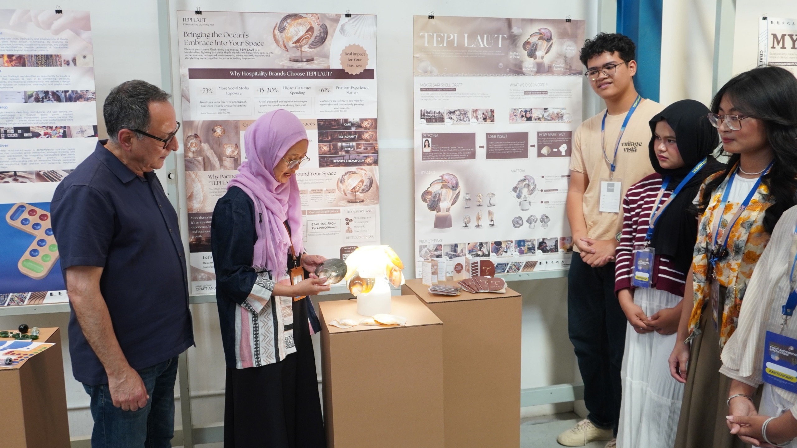 Dr Qassim Saad (kiri) dan Dekan FDKBD ITS Ellya Zulaikha ST MSn PhD (dua dari kiri) mengamati salah satu karya inovatif mahasiswa ITS berupa armatur lampu dari cangkang kerang kapis