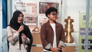 Salah satu tim mahasiswa ITS mempresentasikan hasil pengolahan limbah kardus menjadi armatur lampu yang berkolaborasi dengan Dus Duk Duk