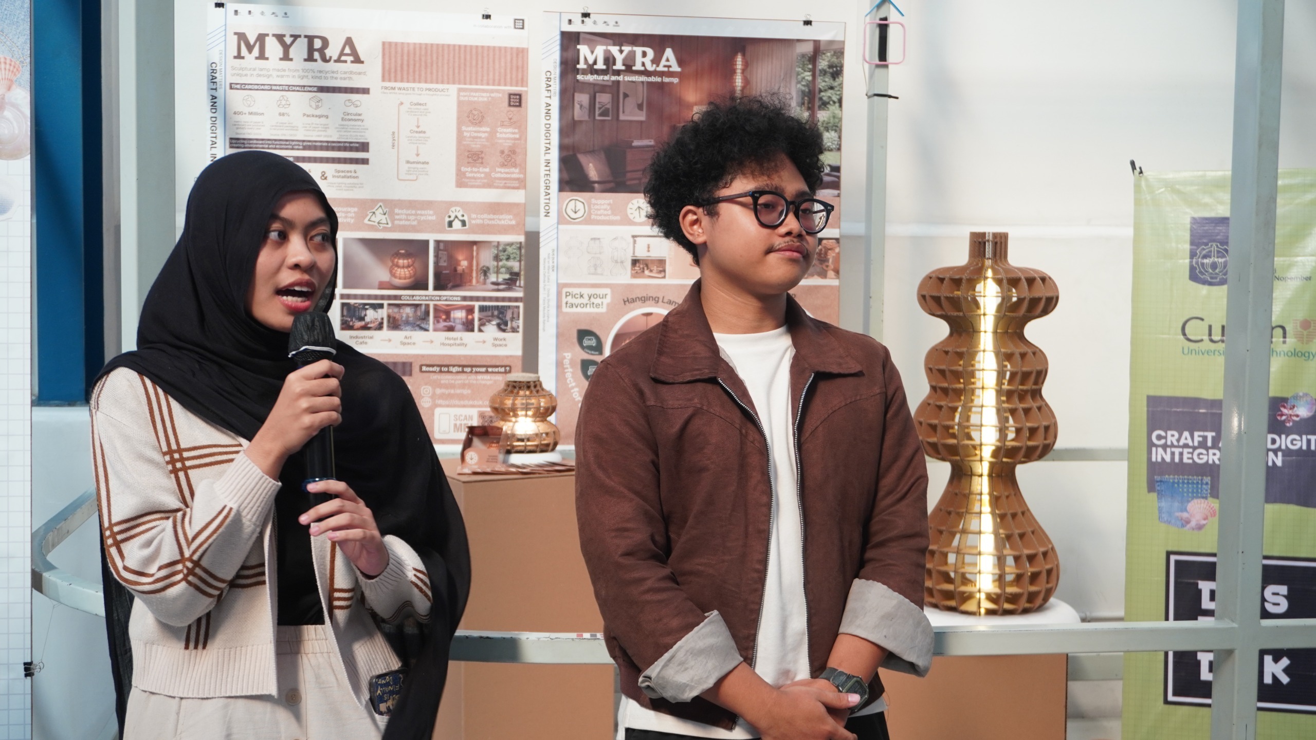 Salah satu tim mahasiswa ITS mempresentasikan hasil pengolahan limbah kardus menjadi armatur lampu yang berkolaborasi dengan Dus Duk Duk