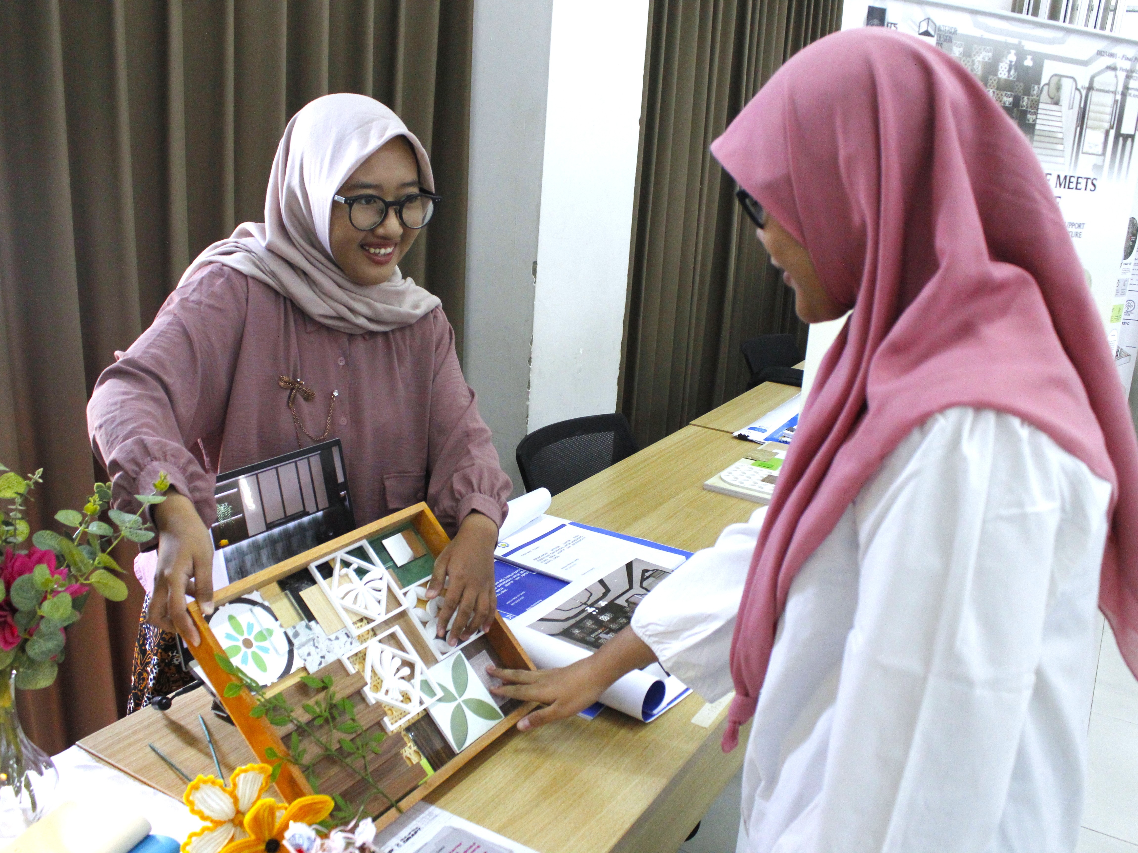 Amalia Firda Az-Zahra saat menjelaskan motif Batik Walang khas budaya Gunungkidul yang didesain pada interior Kantor Kebudayaan Gunungkidul