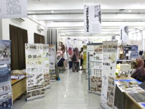 Suasana pameran berbagai karya Tugas Akhir (TA) di Departemen Desain Interior ITS