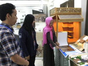 (Dari kiri) Koordinator Pameran TA Caesario Ari Budianto ST MT dan Kepala Departemen Desain Interior ITS Anggra Ayu Rucitra ST MMT saat menilik salah satu karya TA mahasiswa Departemen Desain Interior ITS