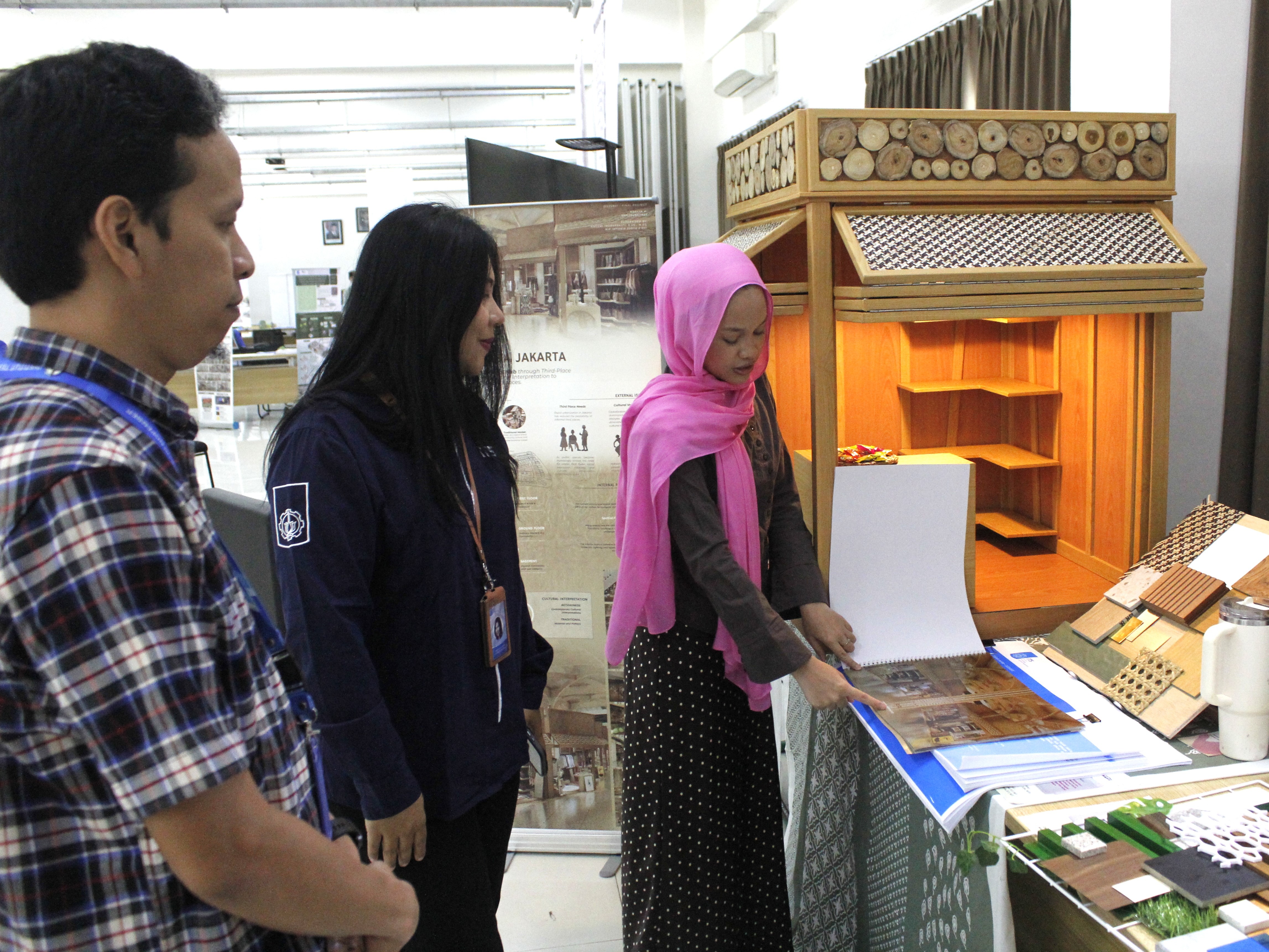 (Dari kiri) Koordinator Pameran TA Caesario Ari Budianto ST MT dan Kepala Departemen Desain Interior ITS Anggra Ayu Rucitra ST MMT saat menilik salah satu karya TA mahasiswa Departemen Desain Interior ITS