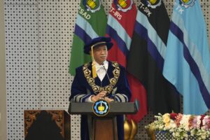 Rektor ITS Prof Bambang Pramujati membuka prosesi upcara akademik Pengukuhan Profesor ITS, tekankan visi riset yang berdampak