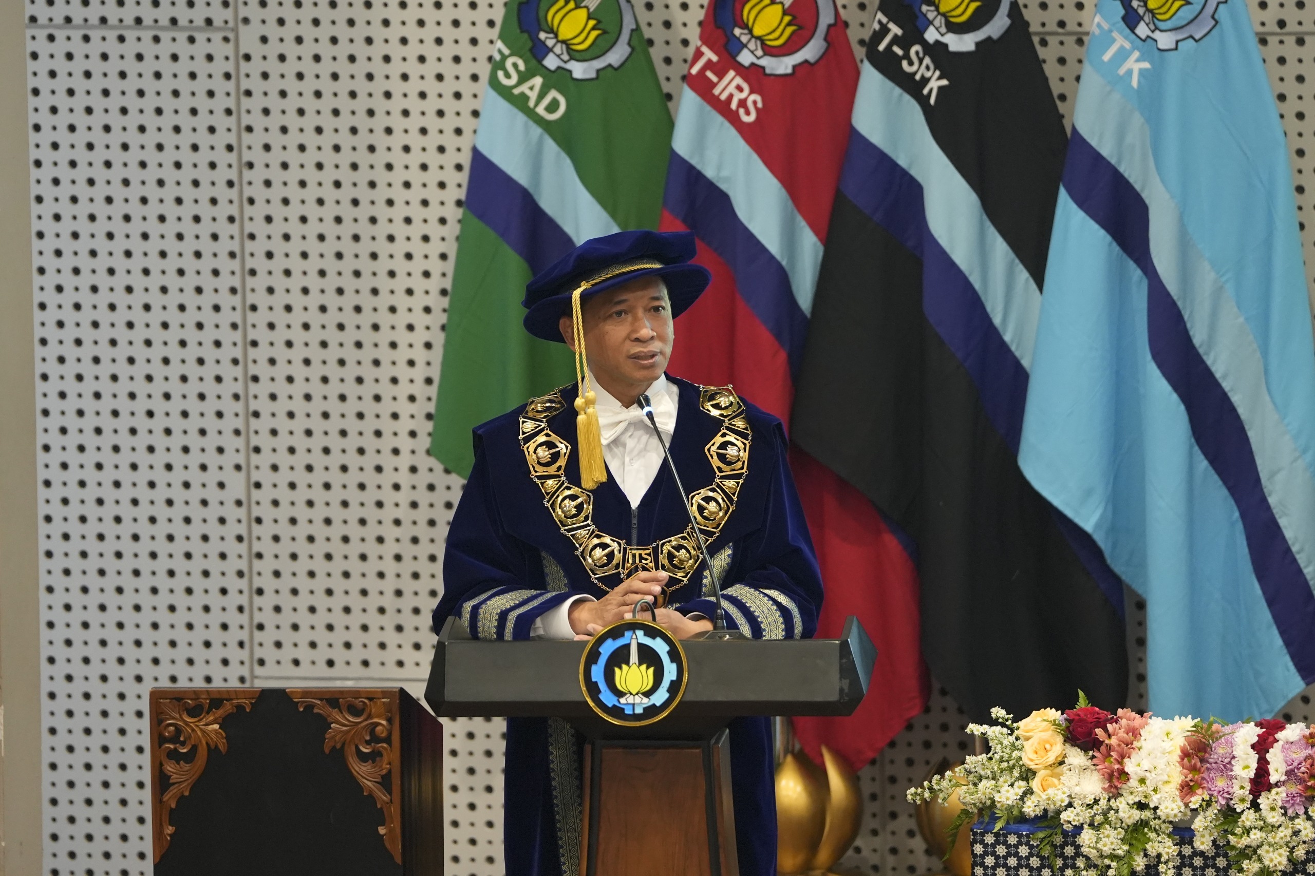Rektor ITS Prof Bambang Pramujati membuka prosesi upcara akademik Pengukuhan Profesor ITS, tekankan visi riset yang berdampak