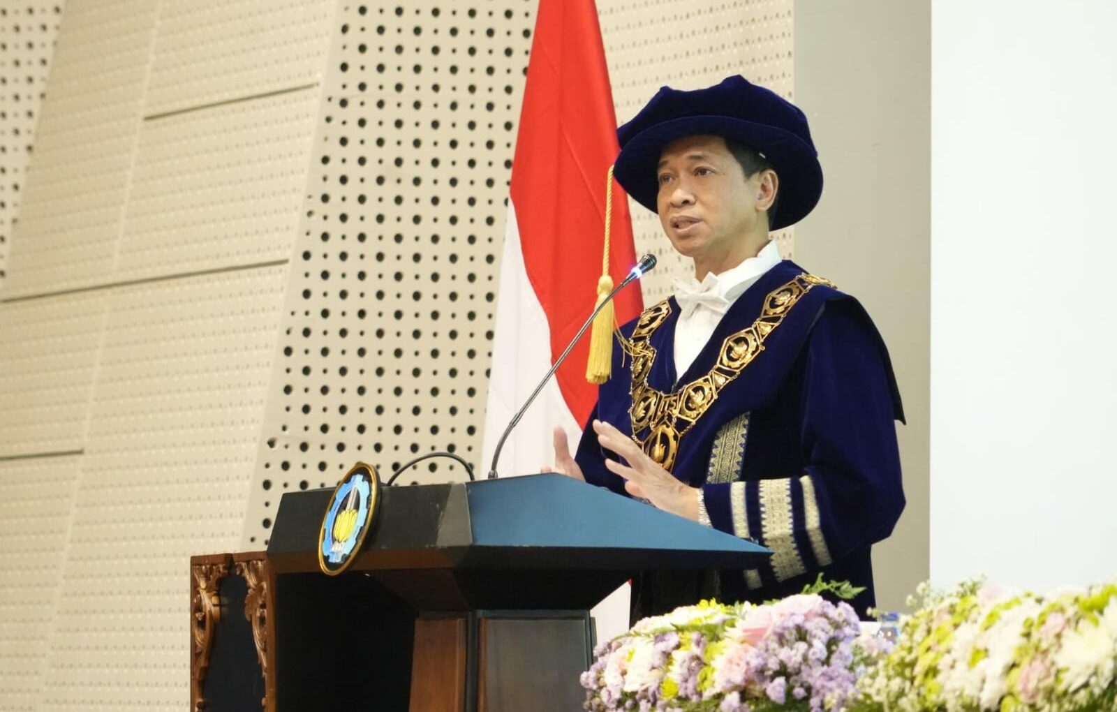 Rektor ITS Prof Dr (HC) Ir Bambang Pramujati ST MScEng PhD saat membuka prosesi upacara akademik Pengukuhan Profesor ITS