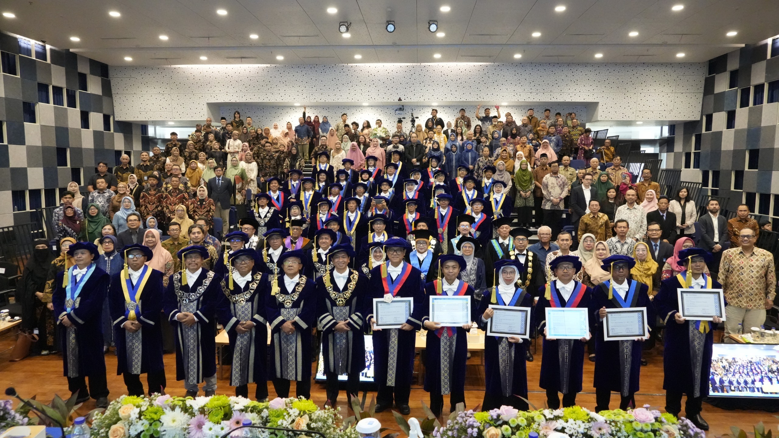 Prosesi dan tamu undangan yang menghadiri Upacara Pengukuhan Profesor ITS di Auditorium Gedung Research Center ITS