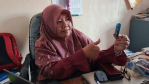 Prof Diah Susanti ST MT PhD saat menjelaskan produk inovasi superkapasitor yang menjadi penelitiannya