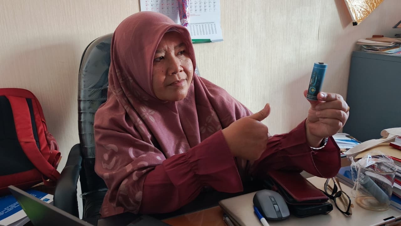 Prof Diah Susanti ST MT PhD saat menjelaskan produk inovasi superkapasitor yang menjadi penelitiannya