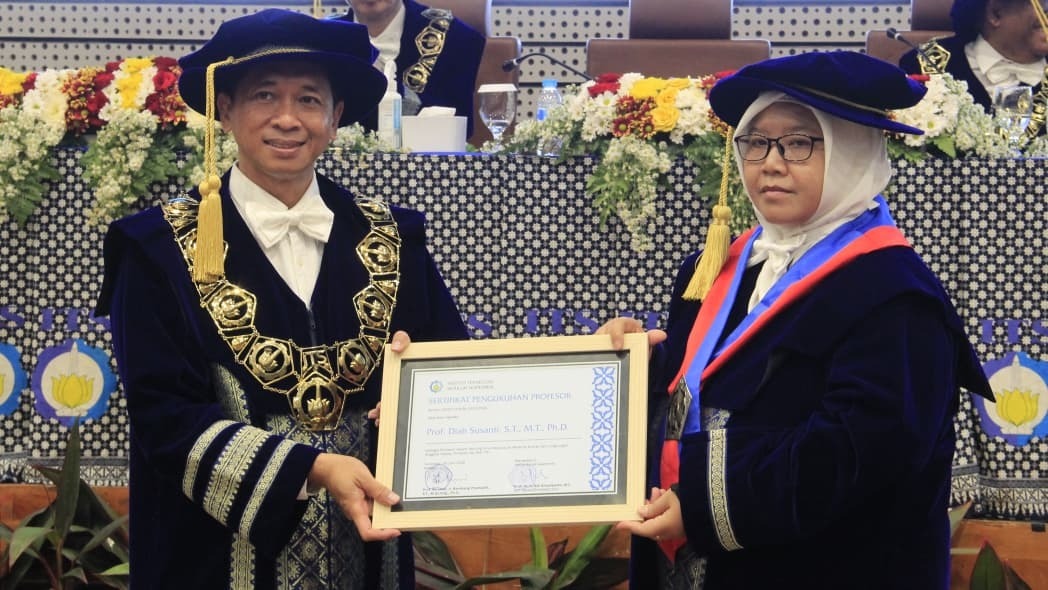 Prof Diah Susanti ST MT PhD (kanan) saat menerima Sertifikat Pengukuhan Profesor dari Rektor ITS Prof Dr (HC) Ir Bambang Pramujati ST MScEng PhD