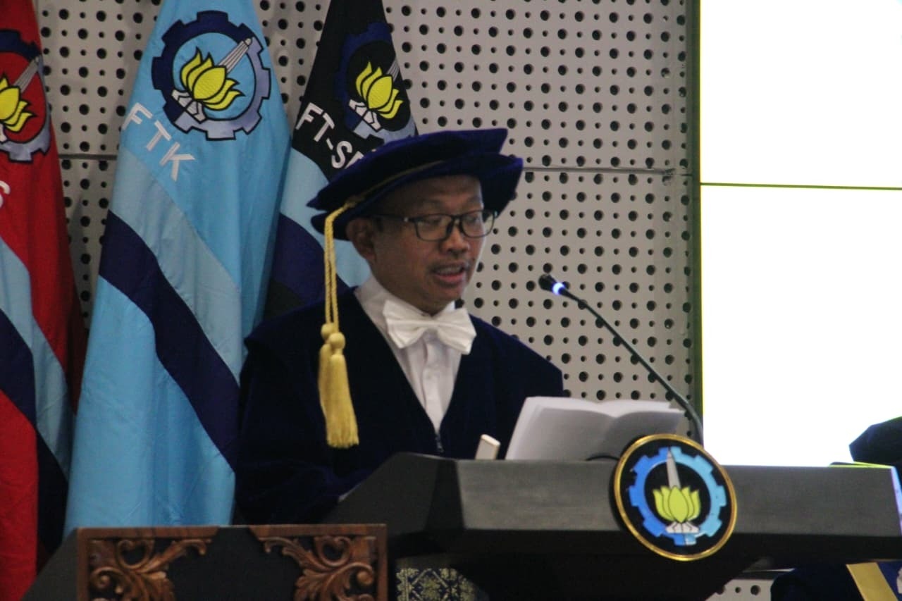 Prof Dr Eng Kusdianto ST MSc Eng ketika menyampaikan orasi ilmiahnya sebagai Guru Besar ke-250 ITS