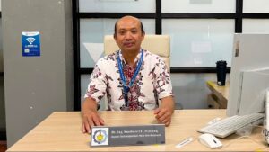 Guru Besar ke-250 ITS Prof Dr Eng Kusdianto ST MSc Eng saat menjelaskan tentang penelitiannya di ruang Unit Kantor Penjaminan Mutu Bidang Non-Akademik ITS