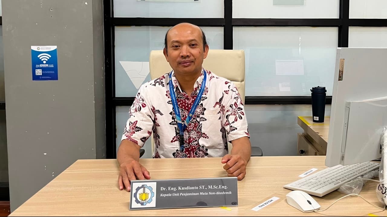 Guru Besar ke-250 ITS Prof Dr Eng Kusdianto ST MSc Eng saat menjelaskan tentang penelitiannya di ruang Unit Kantor Penjaminan Mutu Bidang Non-Akademik ITS