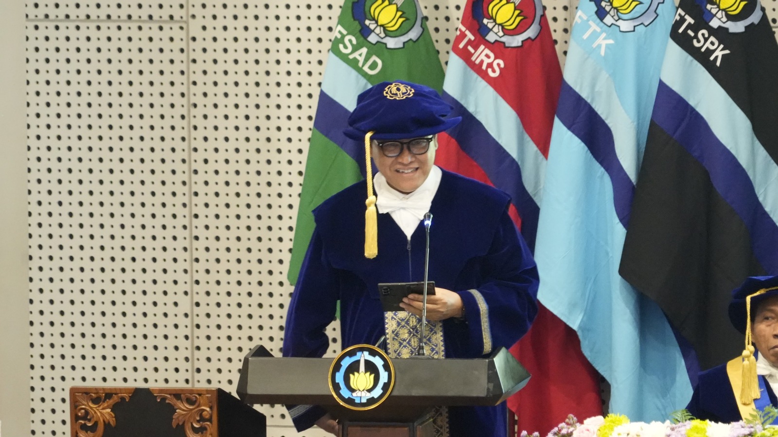 Prof Dr Ir Syamsul Arifin MT saat memaparkan orasi ilmiah untuk pengukuhannya sebagai Guru Besar ke-247 ITS