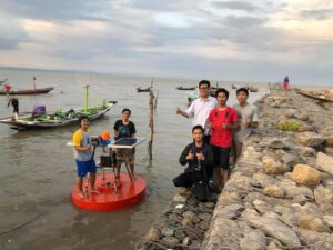 Prof Dr Ir Syamsul Arifin MT (kemeja putih) bersama mahasiswa saat uji coba operasional stasiun cuaca terapung pintar Buoy Weather Tipe II di Pantai Kenjeran, Surabaya