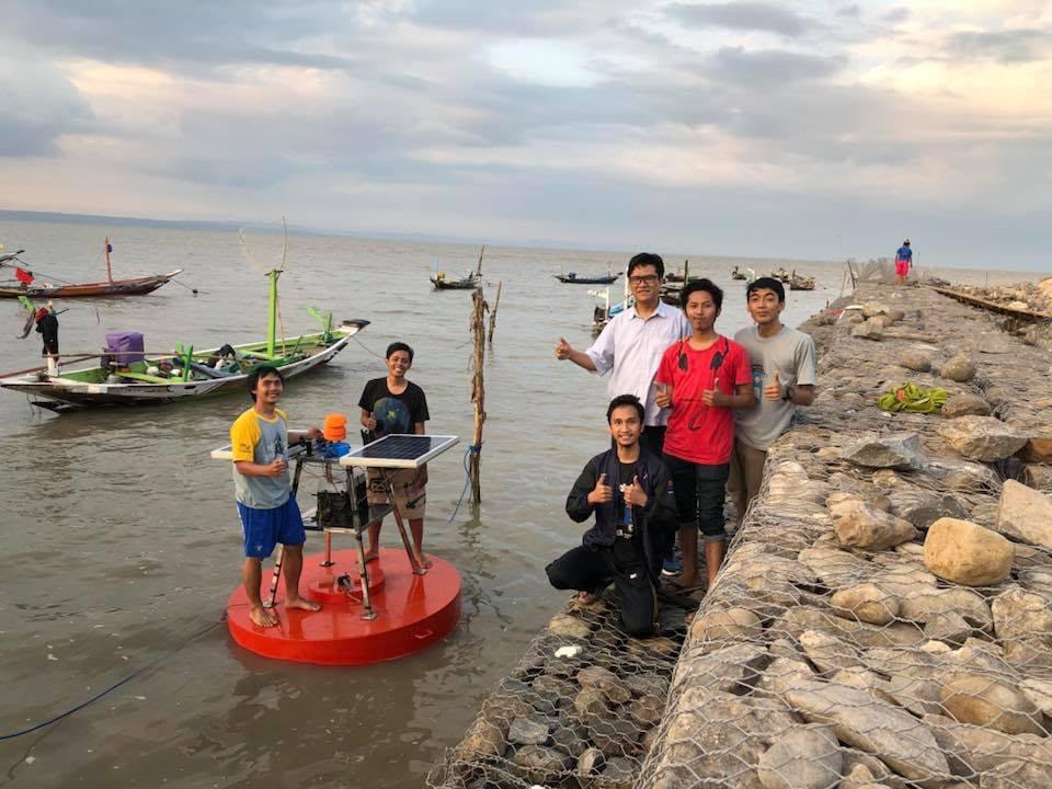 Prof Dr Ir Syamsul Arifin MT (kemeja putih) bersama mahasiswa saat uji coba operasional stasiun cuaca terapung pintar Buoy Weather Tipe II di Pantai Kenjeran, Surabaya