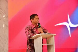 Rektor ITS Prof Dr Ir Bambang Pramujati ST MScEng PhD saat memberikan sambutannya pada acara Launching dan Pelepasan ITS Team Sapuangin menuju Formula SAE Japan 2026