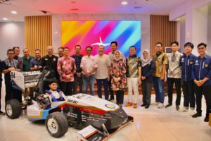 Jajaran pimpinan ITS dan dosen pembimbing bersama Tim Sapuangin ITS pada kegiatan peluncuran mobil terbaru Sapuangin Speed 8