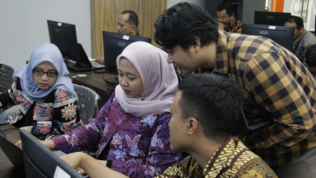 Potret peserta pelatihan melakukan simulasi dengan ITS Nabu